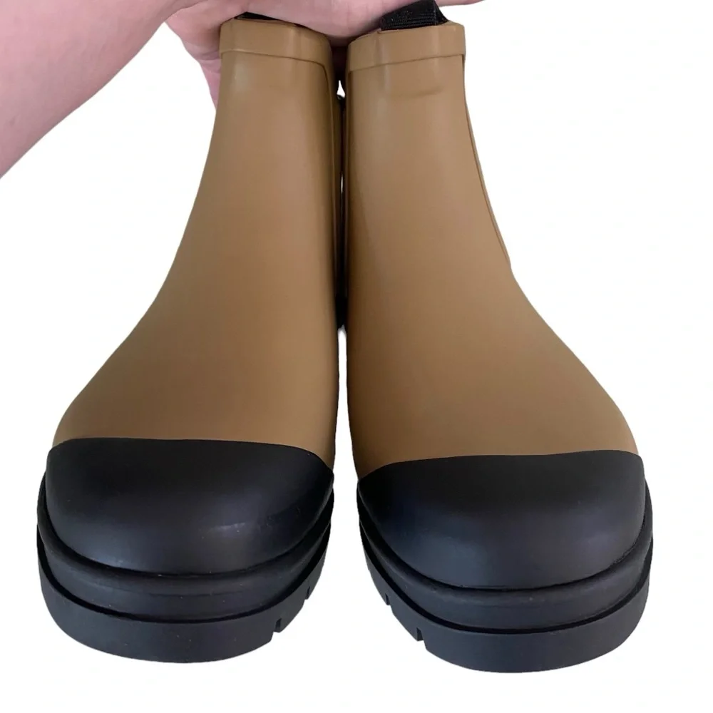Everlane The Rain Boot in Golden Oak ankle height Chelsea rubber tan and black 8